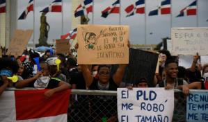 Masiva asistencia a la Plaza de la Bandera en sexto día de manifestación