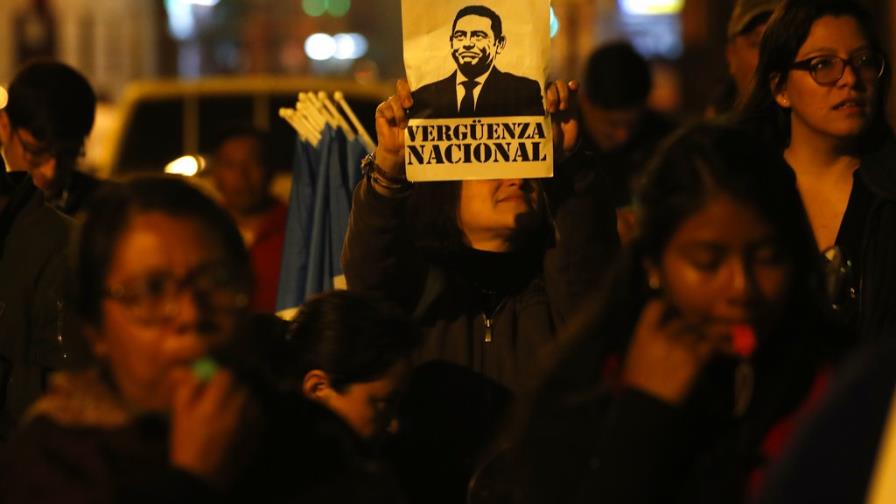 Guatemaltecos bloquean vías en rechazo al presidente Morales 