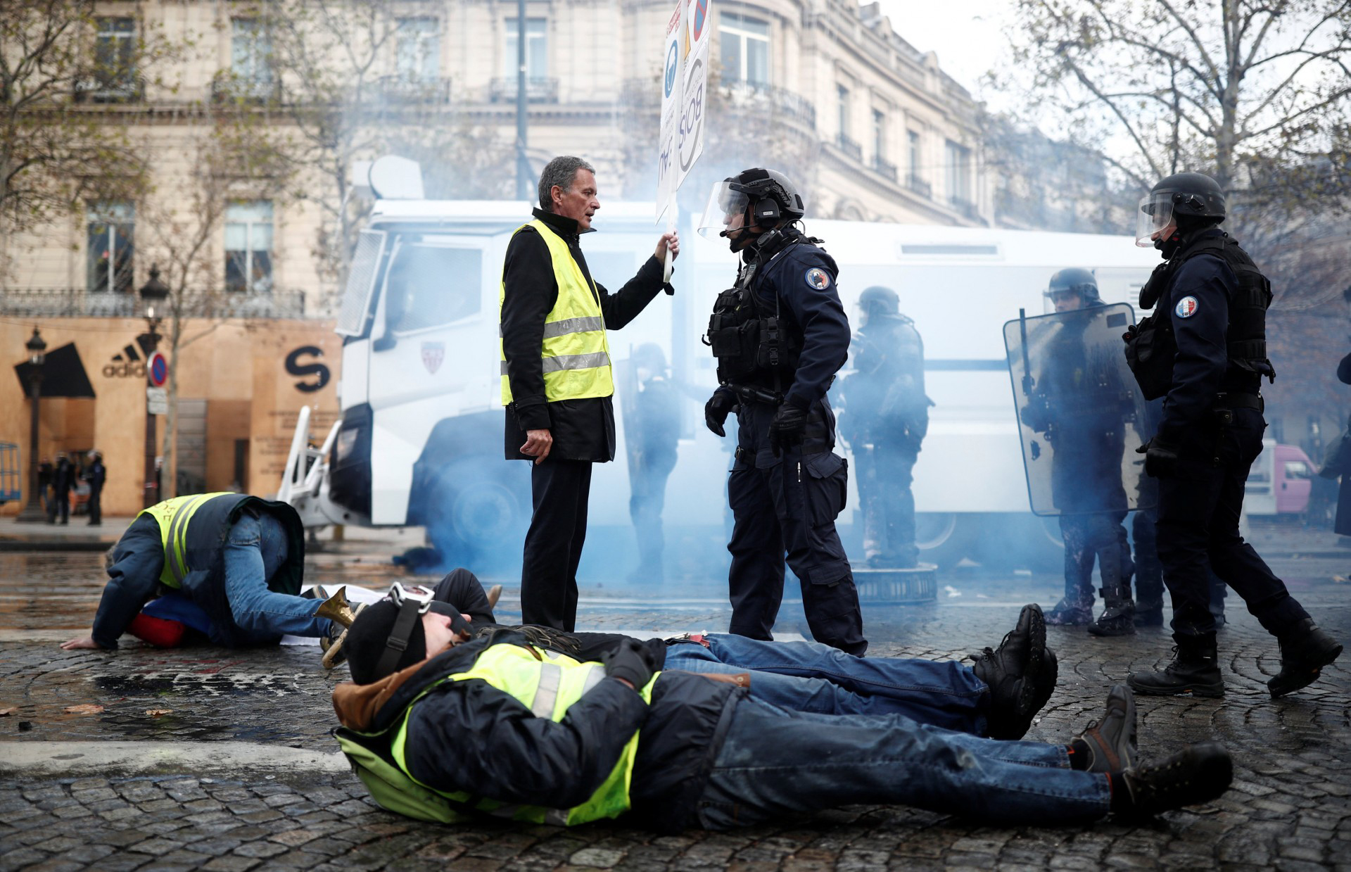 La atención se focalizó en la capital francesa, en donde se produjeron disturbios entre manifestantes y la policía en la famosa avenida de los Campos Elíseos, con un saldo de 103 detenidos.