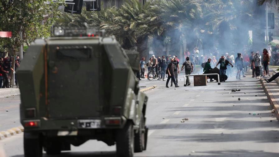 Presidente de Chile suspende alza de tarifas del metro, luego de disturbios 