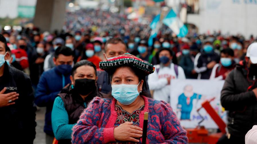 Guatemaltecos bloquean carreteras y exigen renuncia del presidente y fiscal Guatemaltecos bloquean carreteras y exigen renuncia del presidente y fiscal