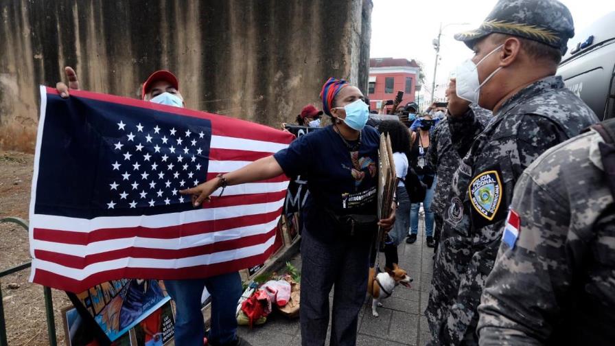 Policía dice estado de emergencia prohíbe aglomeraciones que se dan también en las protestas