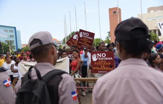 Organizaciones protestan frente al Congreso Nacional y acusan al Gobierno de corrupto 