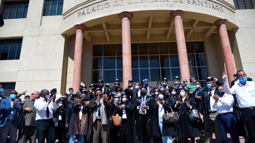 En Santiago, abogados exigen reanudar servicios judiciales 
