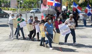 Maestros y estudiantes no videntes protestan frente al Palacio Nacional 