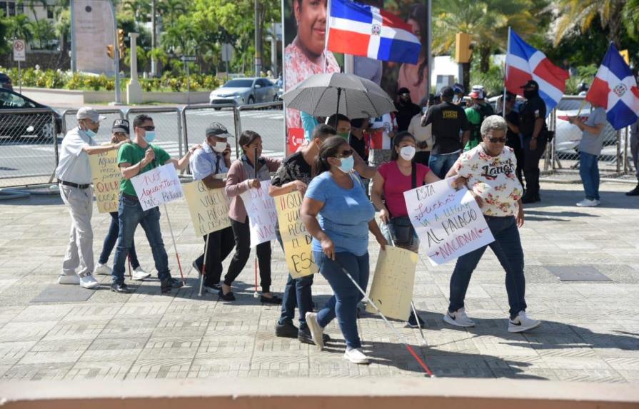 Maestros y estudiantes no videntes protestan frente al Palacio Nacional 