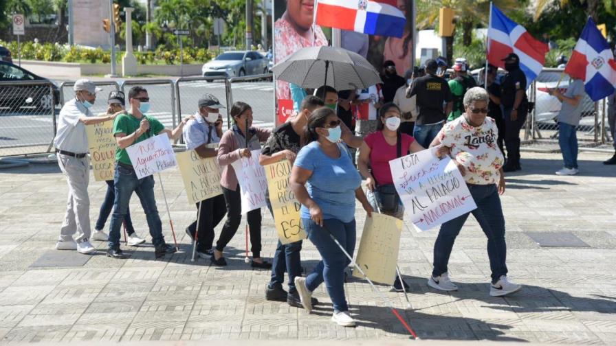 Maestros y estudiantes no videntes protestan frente al Palacio Nacional 
