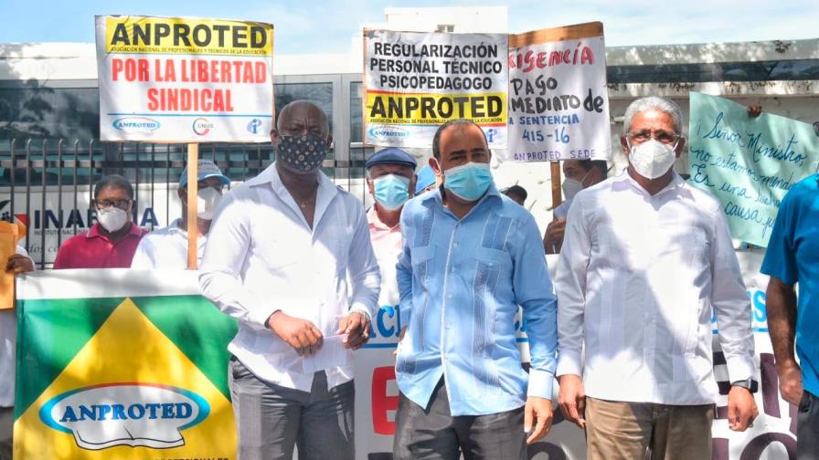 Profesionales y técnicos docentes protestan frente al Minerd