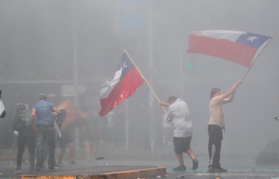 Chilenos vuelven a las calles en sexto día de protestas que dejan 18 muertos