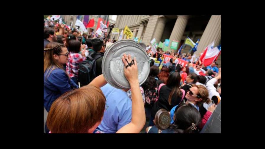 Manifestantes rodean sede del Congreso en Santiago de Chile Manifestantes rodean sede del Congreso en Santiago de Chile
