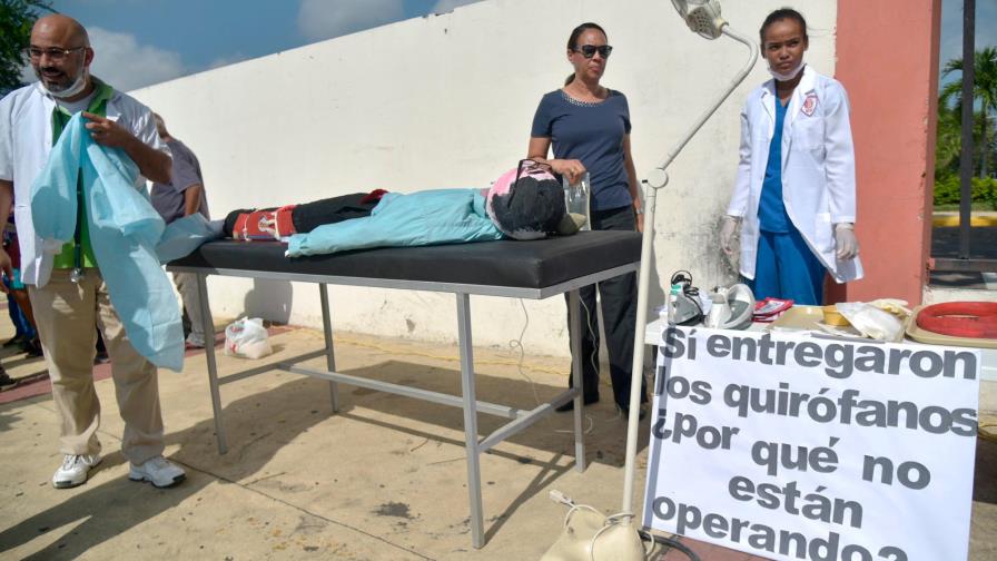 Por falta de quirófanos pacientes de hospital infantil de Santiago esperan años por una cirugía Por falta de quirófanos pacientes de hospital infantil de Santiago esperan años por una cirugía