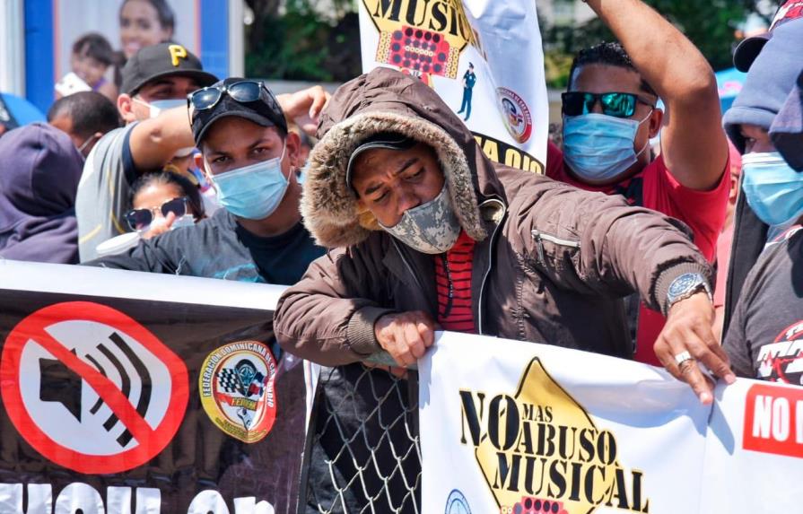 Instaladores de música protestan frente al Palacio Nacional