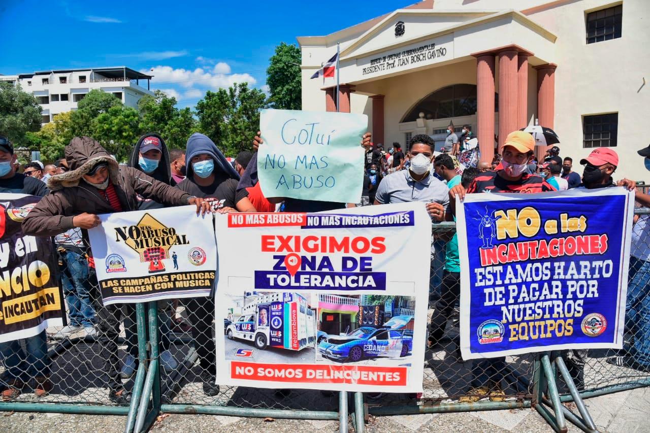 Instaladores de música durante la protesta que realizaron este miércoles 21 de octubre de 2020.
