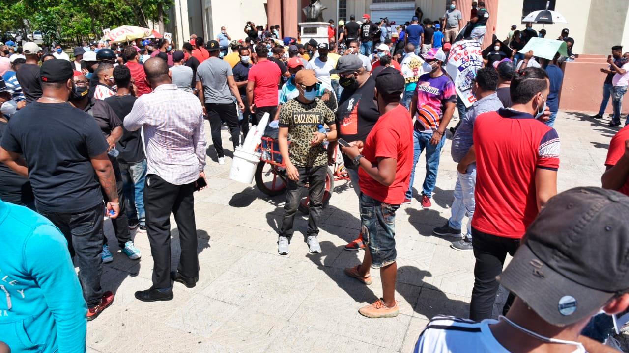 Instaladores de música durante la protesta que realizaron este miércoles 21 de octubre de 2020.