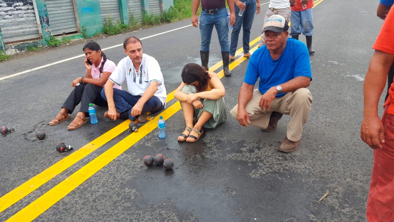 Tras el lanzamiento de las bombas, el sacerdote Miguel Ángel  Gullón y los demás manifestantes se sentaron en el medio de la vía y pedían que les dispararan.  Gullón dijo que dialogará sin bombas.