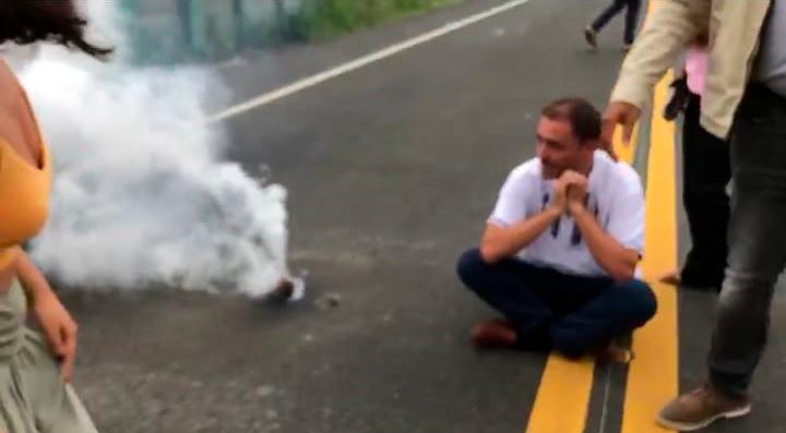 El sacerdote español Miguel Ángel  Gullón durante la protesta que encabezó en El Seibo en demanda de obras en esa provincia, incluida la terminación del hospital Doctor Teófilo Hernández.