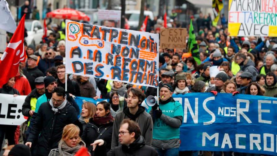 Los franceses se dan cita en las calles para frenar la reforma de las pensiones de Macron