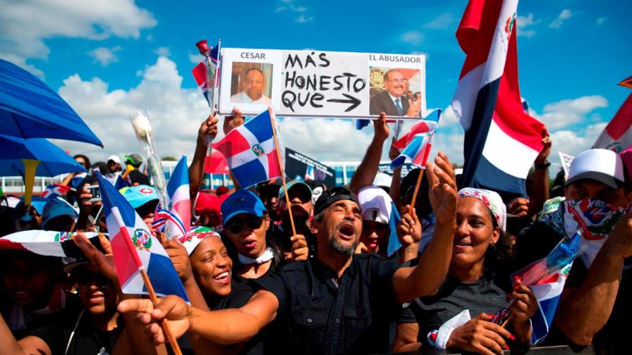 Apoyo y rechazo a convocatoria a protestar en la Plaza de la Bandera contra nuevos impuestos Apoyo y rechazo a convocatoria a protestar en la Plaza de la Bandera contra nuevos impuestos