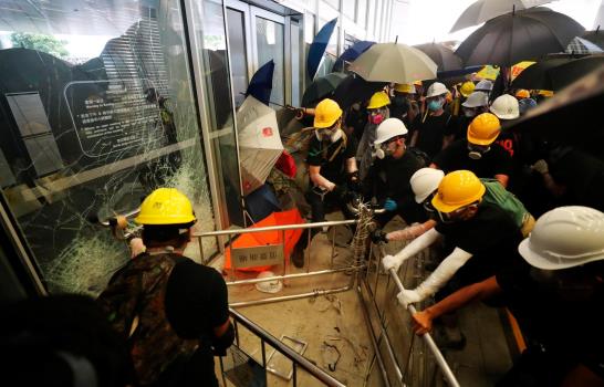 Manifestantes derriban puerta y entran en la sede del Parlamento de Hong Kong 