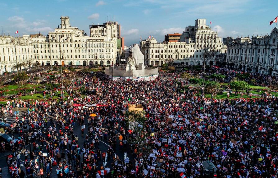 Peruanos marchan de manera masiva en quinto día consecutivo en rechazo al Gobierno transitorio