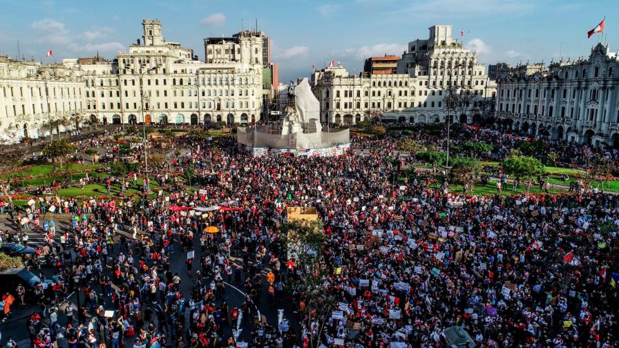 Peruanos marchan de manera masiva en quinto día consecutivo en rechazo al Gobierno transitorio