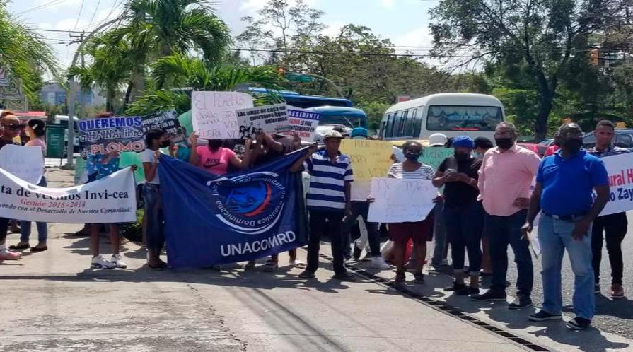 Protestan frente a Salud Pública contra empresa de baterías en Haina