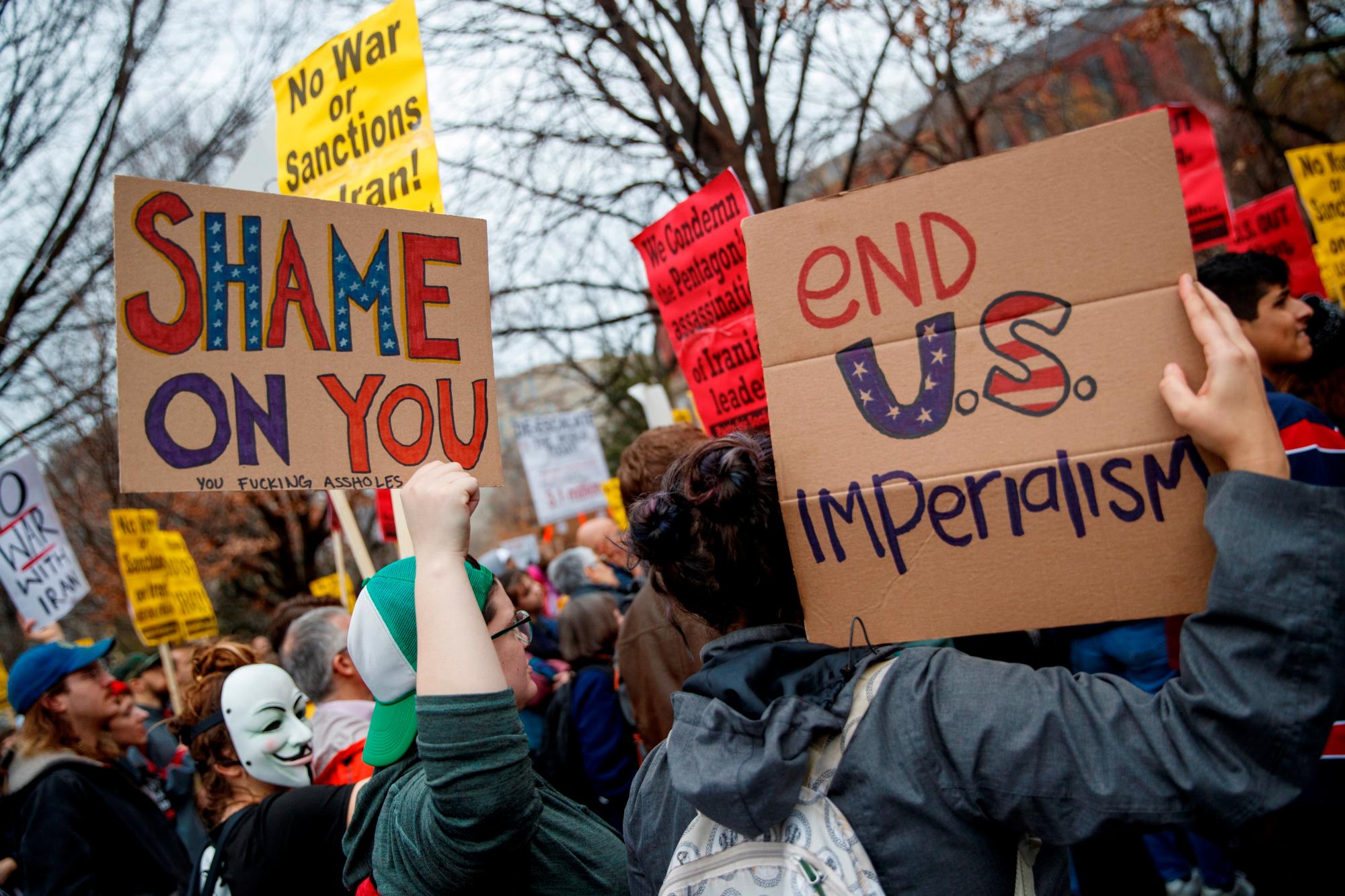 Manifestantes corean consignas en Lafayette Square, próximo a la Casa Blanca, en Washington, contra la intervención de militares estadounidenses en el Medio Oriente.