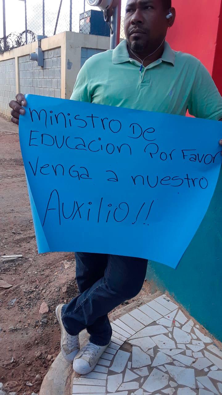 Con carteles en manos hacen un llamado al Ministerio de Educación (Minerd).  