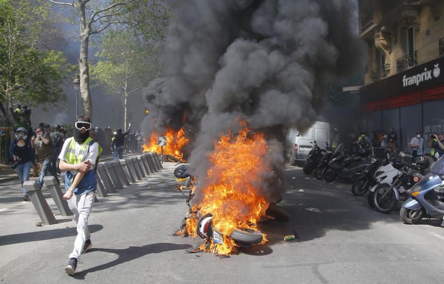 Incendios y gases lacrimógenos durante protesta en París