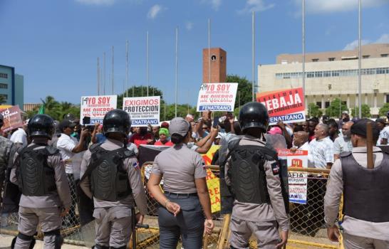 Organizaciones protestan frente al Congreso Nacional y acusan al Gobierno de corrupto 