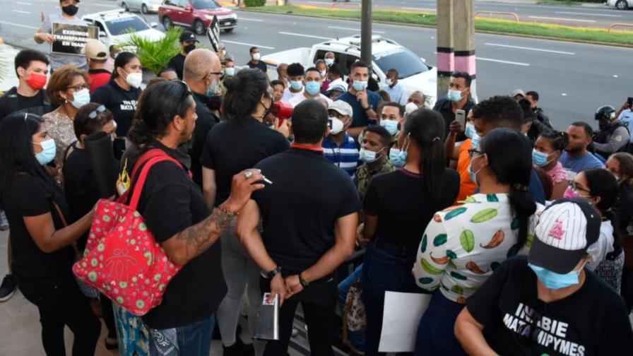 Suplidores del Inabie protestan por irregularidades en proceso de licitación