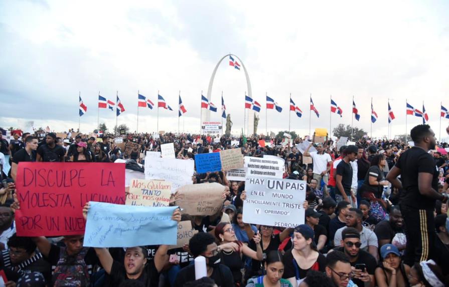 Decenas siguen en protesta frente a la Junta; piden renuncia de sus miembros