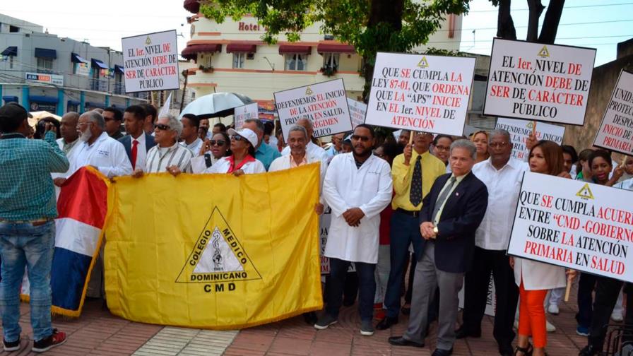 Los médicos caminan en contra de la estrategia en atención primaria
Médicos realizan una vigilia en contra de la atención primaria Los médicos caminan en contra de la estrategia en atención primaria
Médicos realizan una vigilia en contra de la atención primaria