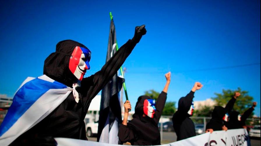 Cientos de puertorriqueños protestan contra plan de ajuste de deuda pública Cientos de puertorriqueños protestan contra plan de ajuste de deuda pública