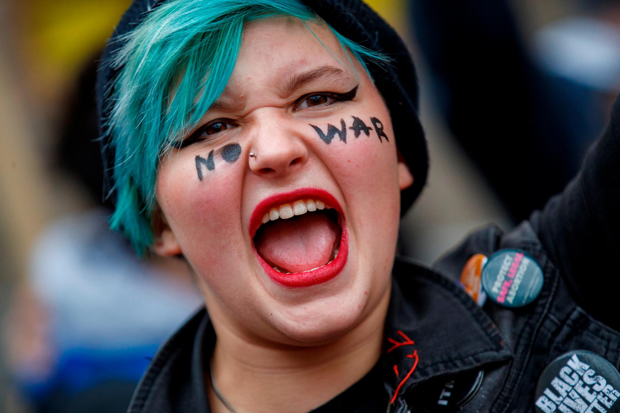 Una manifestante marcha en dirección al Hotel Internacional Trump, en Nueva York. contra la intervención de militares estadounidenses en Medio Oriente.