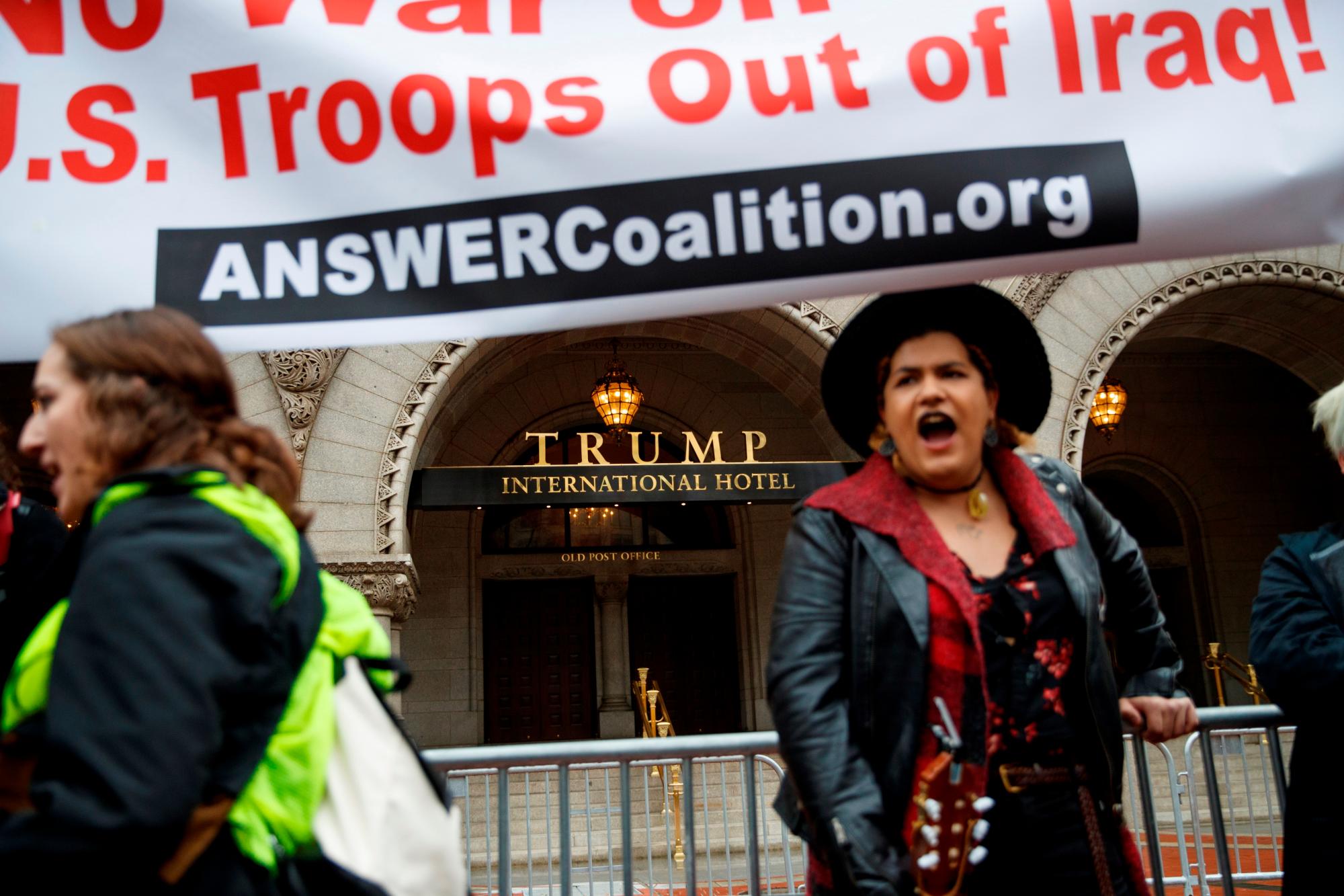 Manifestantes apostados en el Hotel Internacional Trump, en Nueva York contra la intervención de militares estadounidenses en Medio Oriente.