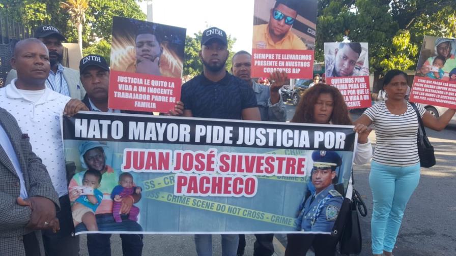 Familiares de joven ultimado por un oficial de la Policía  realizan vigilia