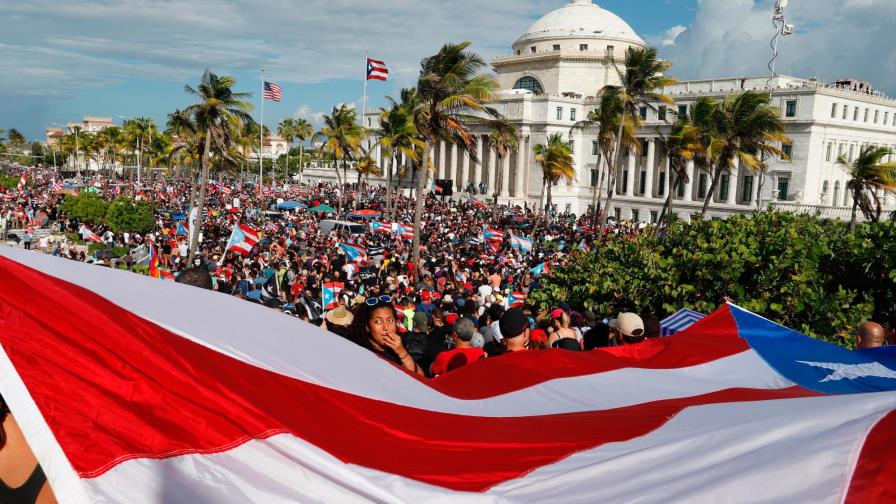 Puertorriqueños en Nueva York exigen la renuncia del gobernador de la isla Puertorriqueños en Nueva York exigen la renuncia del gobernador de la isla