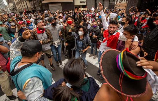 Entre protestas, Manuel Merino jura como presidente de Perú
