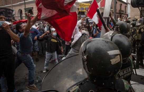 Entre protestas, Manuel Merino jura como presidente de Perú