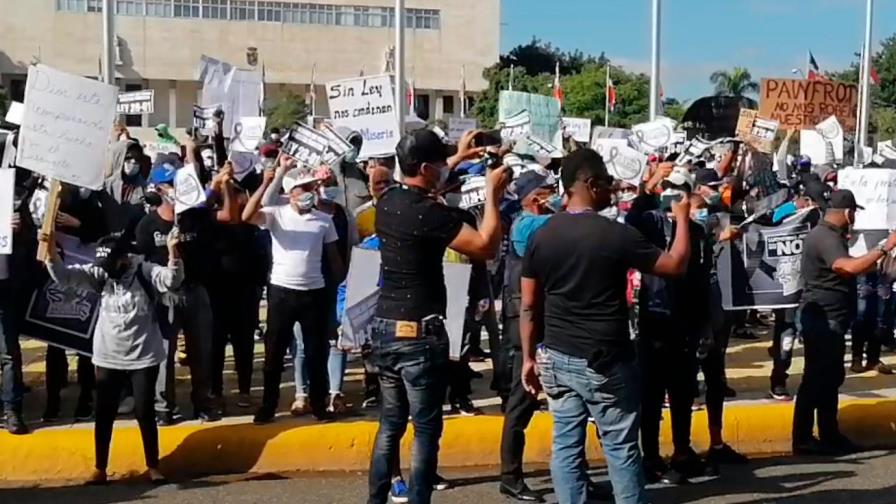 Grupos de personas se manifiestan frente al Congreso Nacional a favor de la Ley 28-01