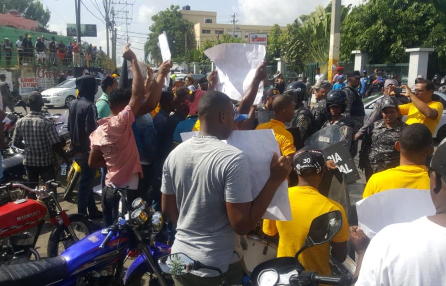 Protestan frente al hospital Calventi contra despidos y por transparencia 