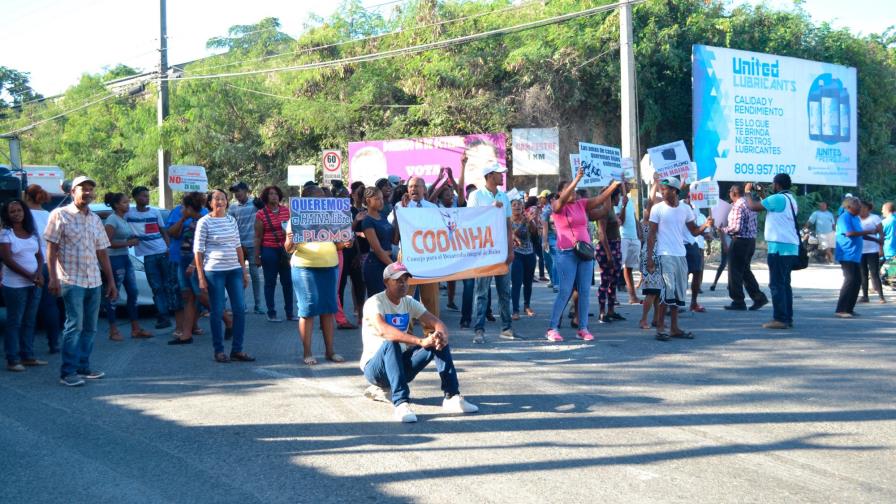 Paralizan tránsito en Haina en demanda del cierre de recicladora de baterías  