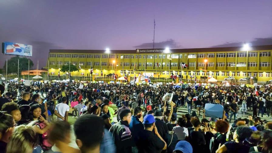 Protestas en la Plaza de la Bandera continuaron ayer con más gente