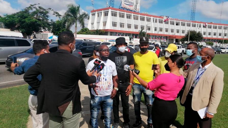 Pobre respuesta al llamado a protesta contra toque de queda en la Plaza de la Bandera