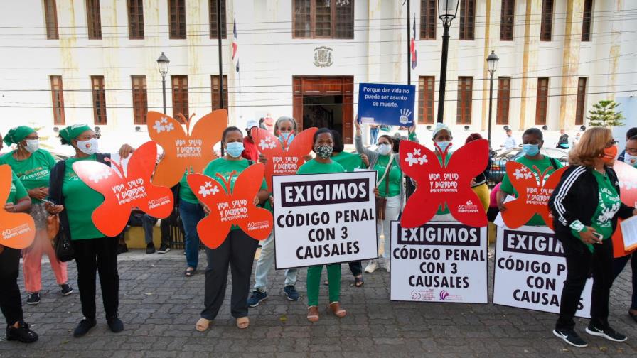 Feministas de Santiago reclaman la despenalización del aborto en tres causales Feministas de Santiago reclaman la despenalización del aborto en tres causales