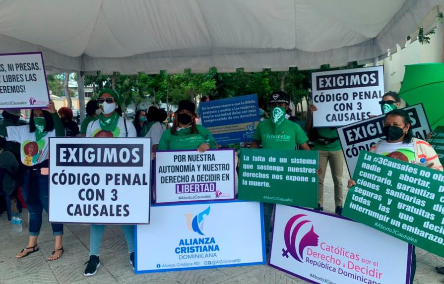 Feministas exigen aprobar aborto en sus tres causales frente al Palacio Nacional 