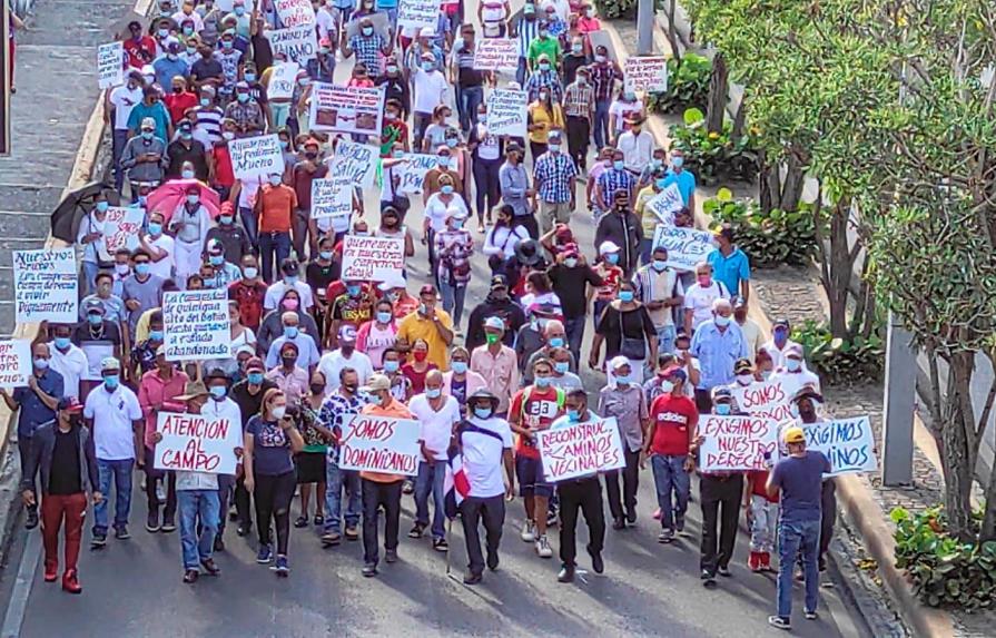 Marchan en Santiago en demanda de construcción de caminos vecinales