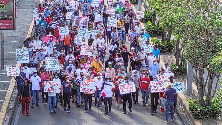Marchan en Santiago en demanda de construcción de caminos vecinales