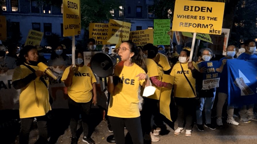 Migrantes protestan durmiendo frente a casa del Presidente del Senado de EEUU